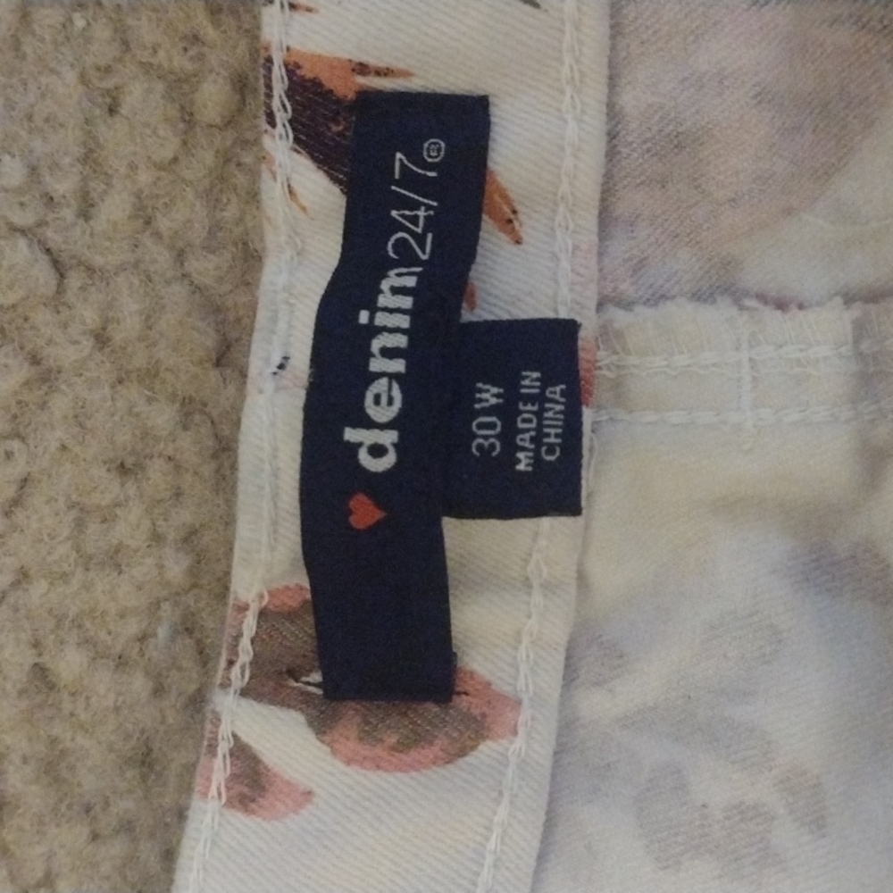 30W Denim 24/7 floral cropped capri pants - Picture 2 of 5